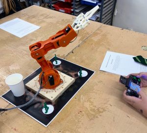 Robot arm used in interactive experience